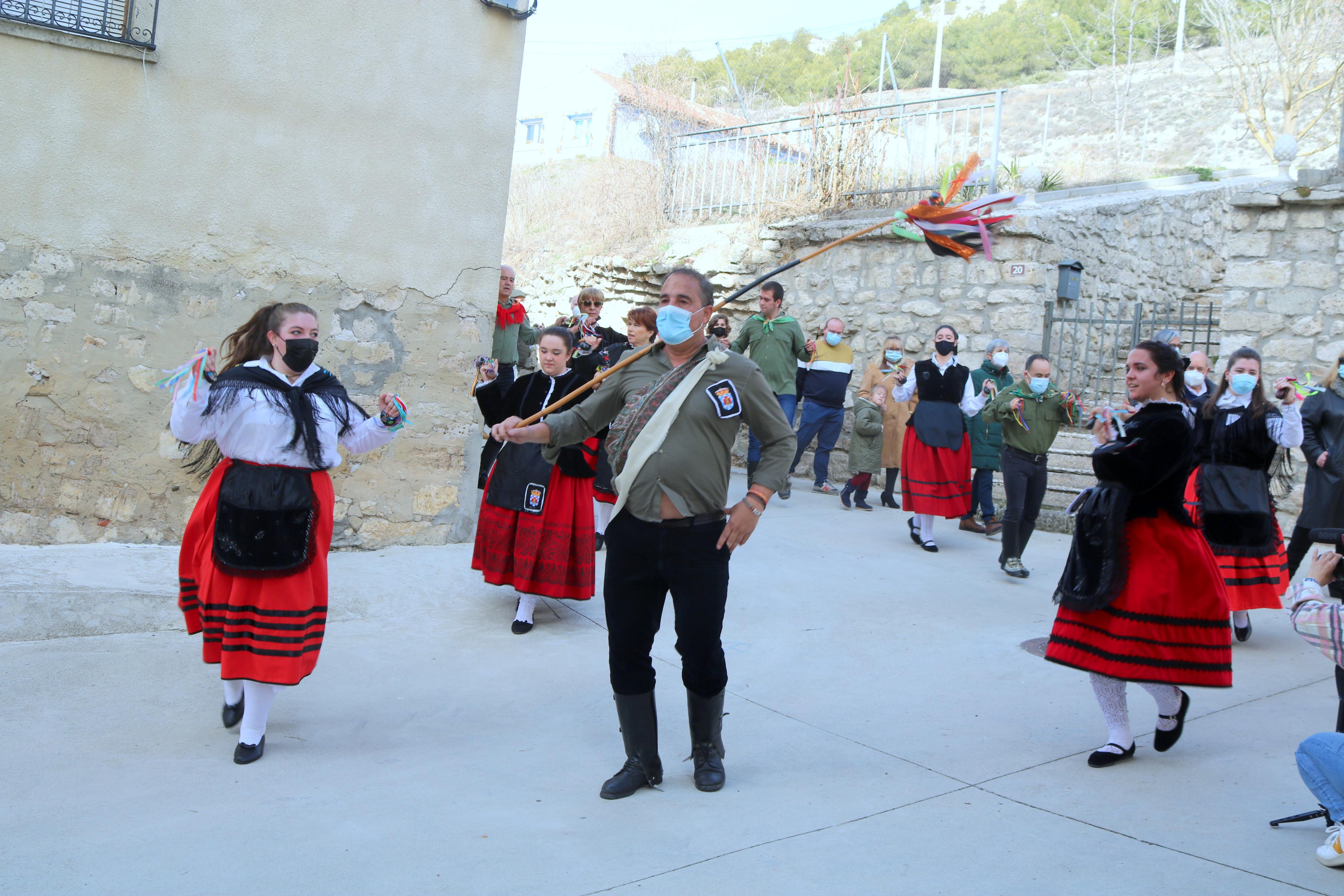 Los danzantes bailaron en honor a San Blas durante la procesión 