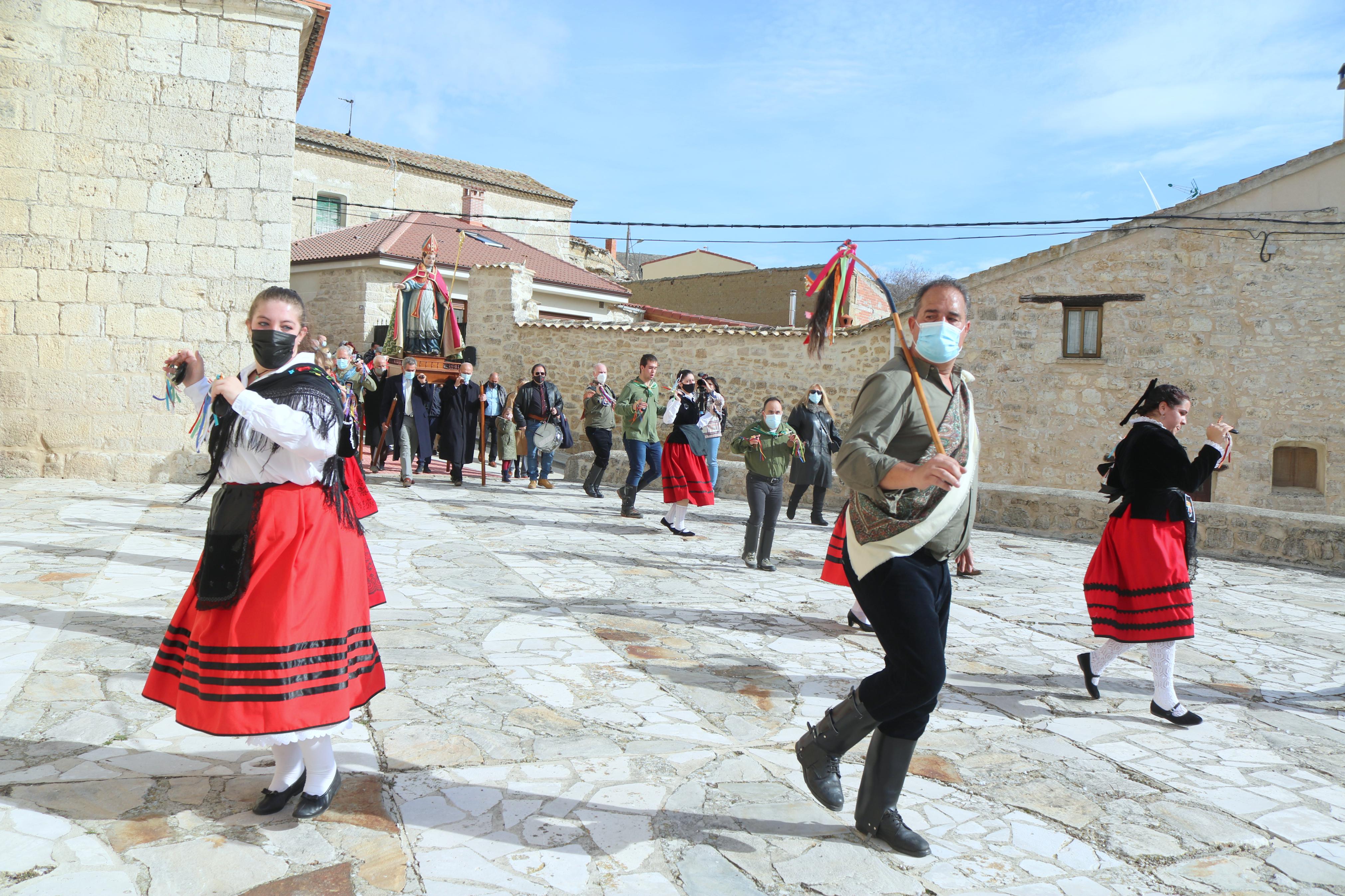 Los danzantes bailaron en honor a San Blas durante la procesión 