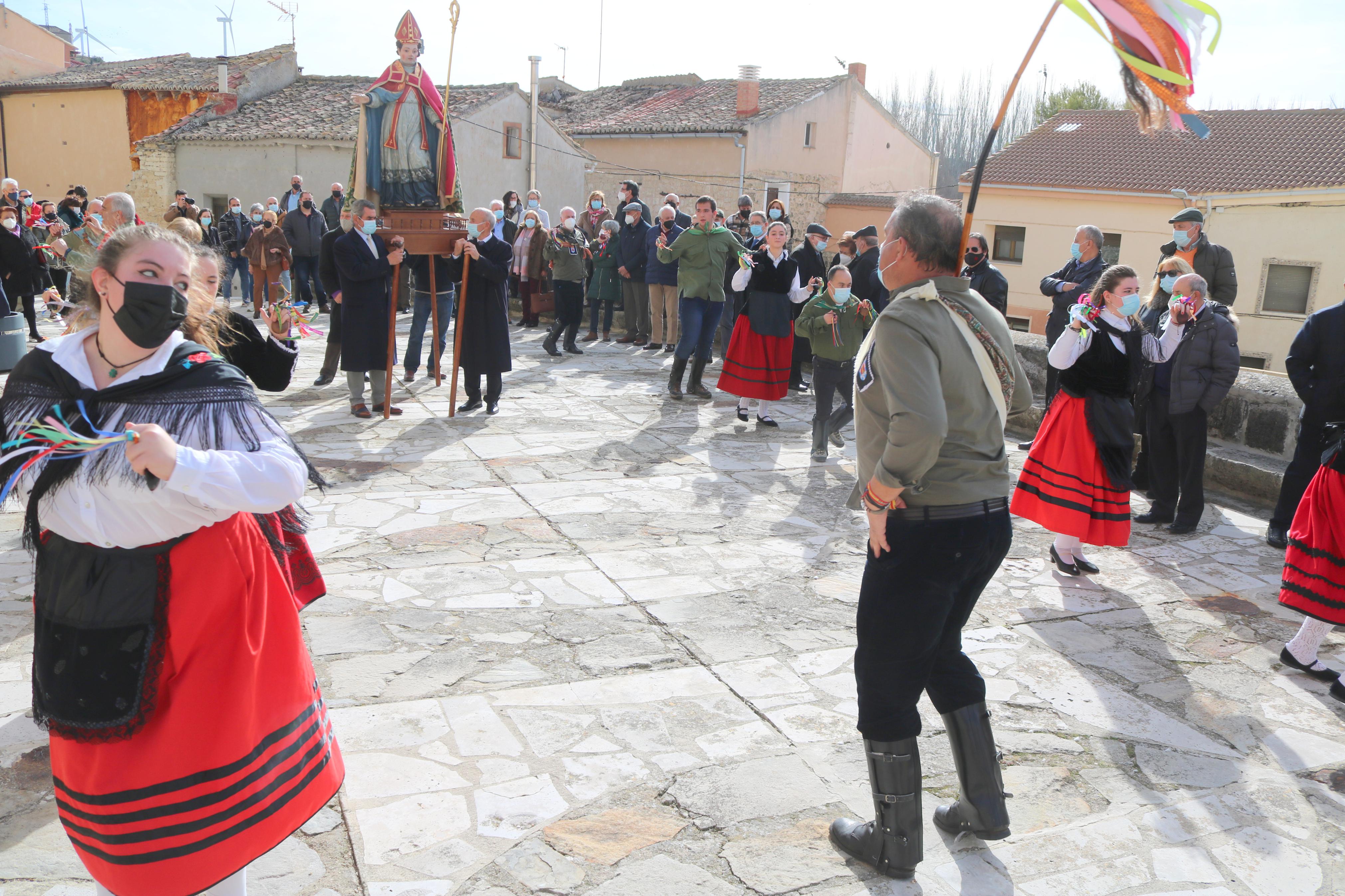 Los danzantes bailaron en honor a San Blas durante la procesión 