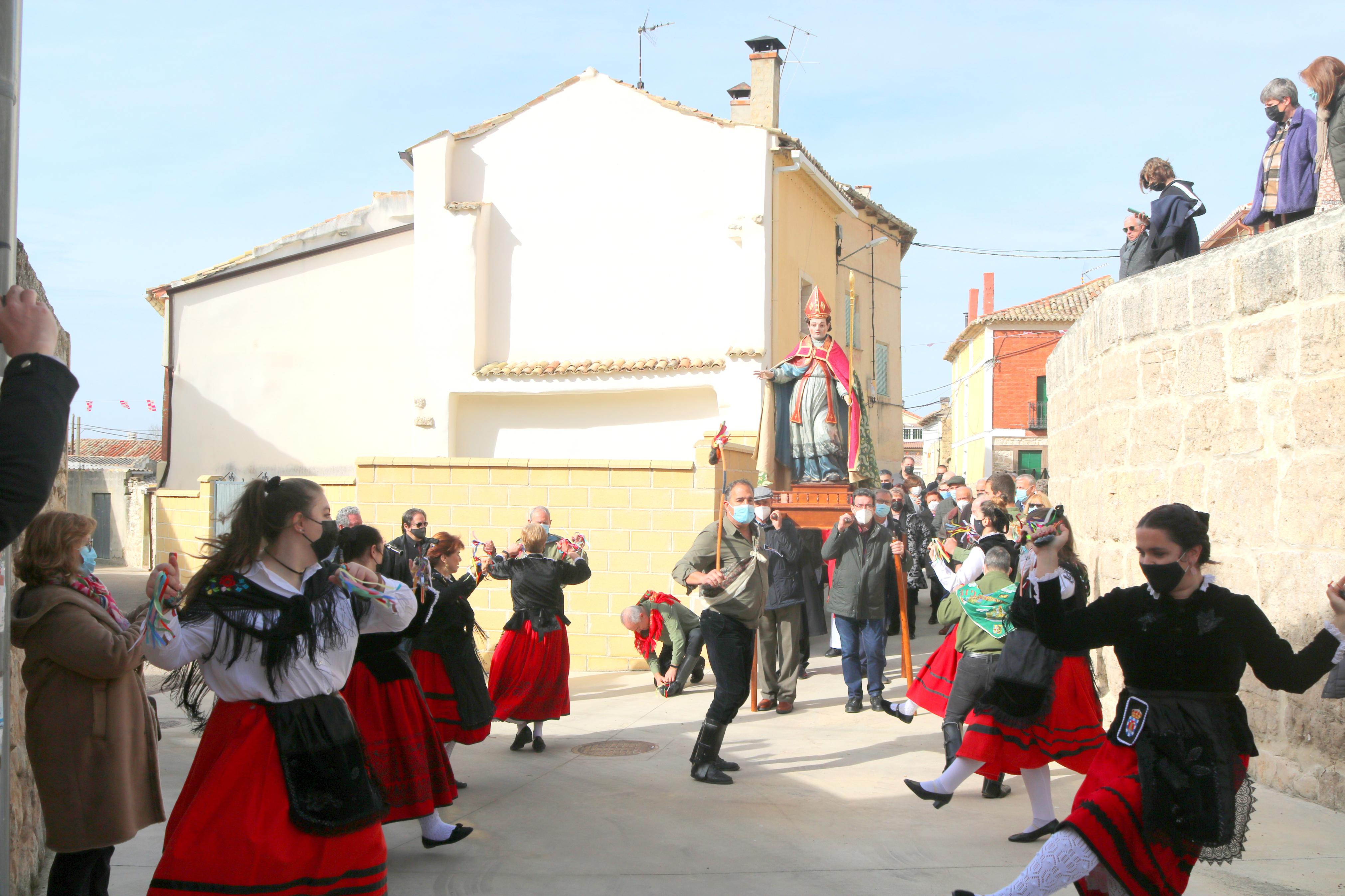 Los danzantes bailaron en honor a San Blas durante la procesión 