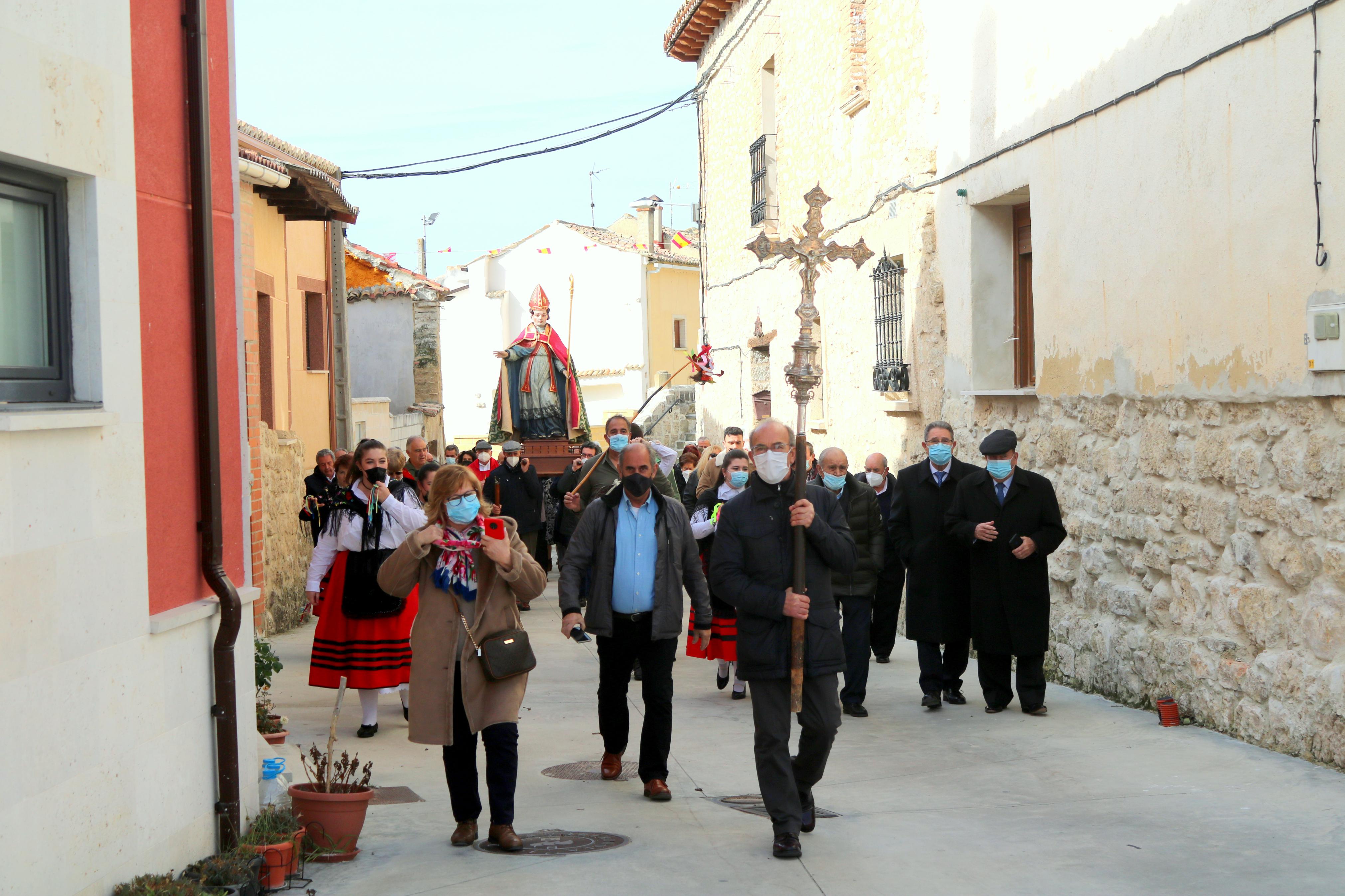 Los danzantes bailaron en honor a San Blas durante la procesión 