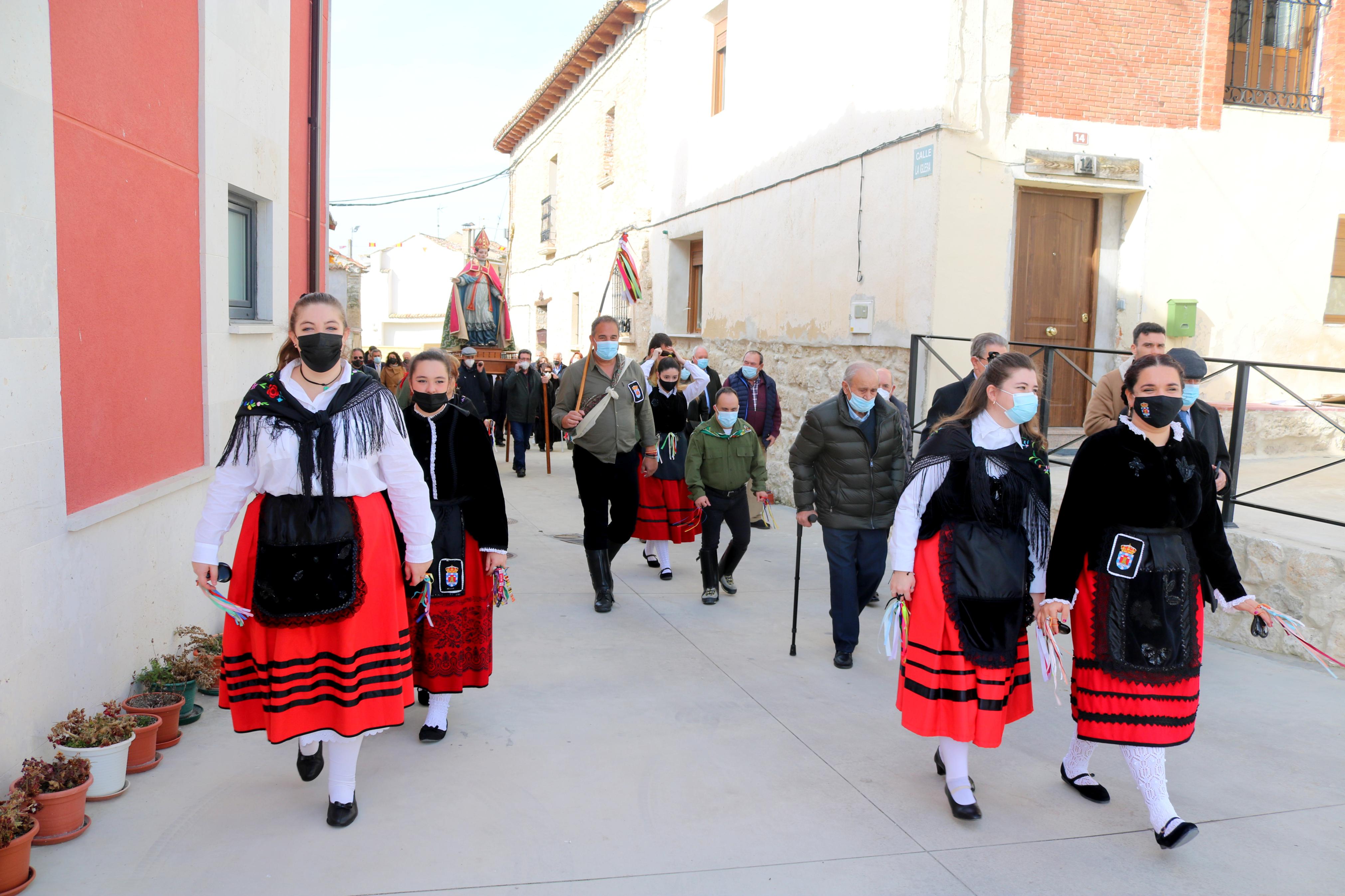 Los danzantes bailaron en honor a San Blas durante la procesión 