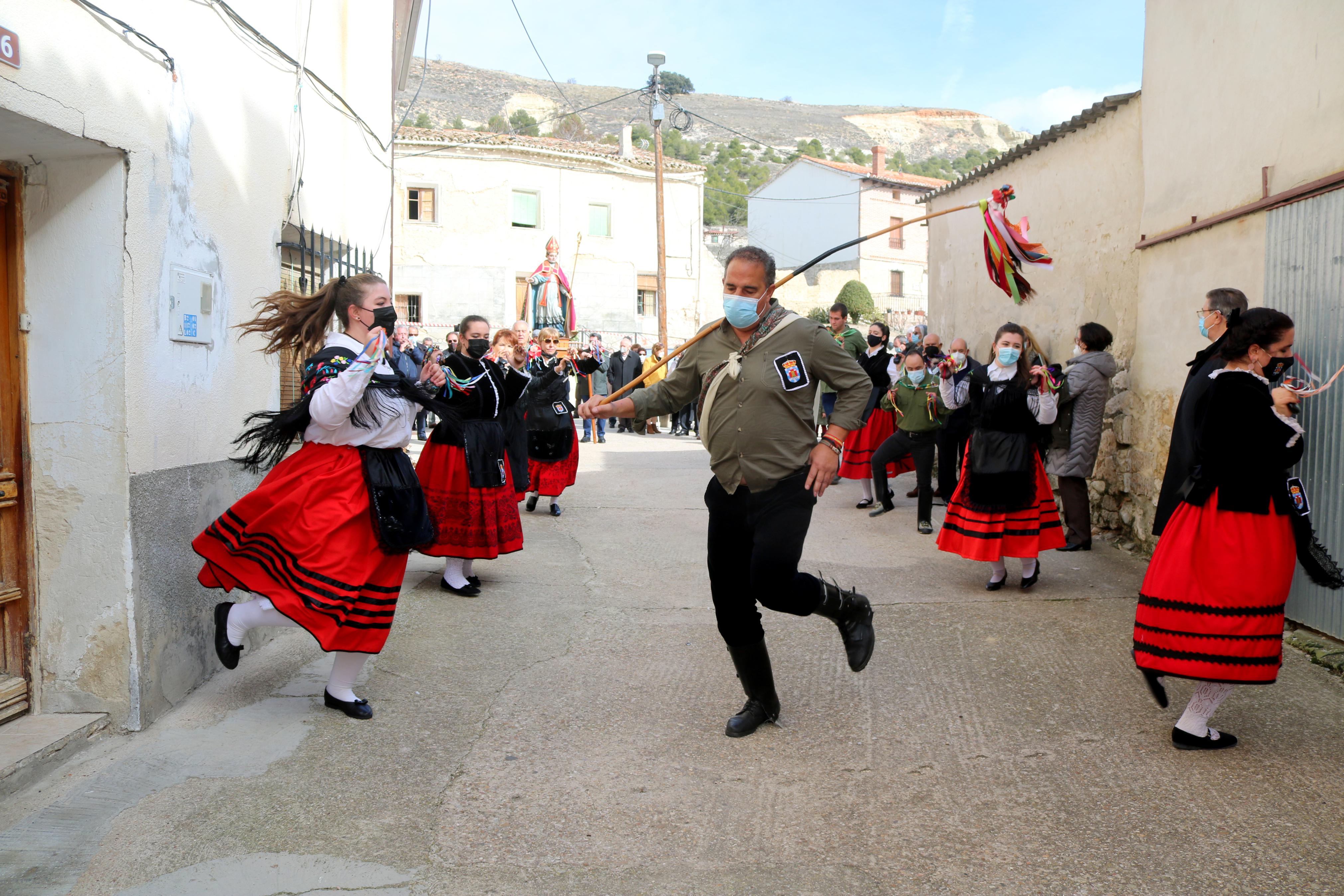 Los danzantes bailaron en honor a San Blas durante la procesión 