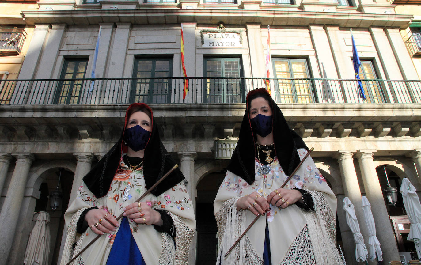 Alicia Calvo y María Elena Rincón, con el bastón de mando a las puertas del Ayuntamiento de Segovia.