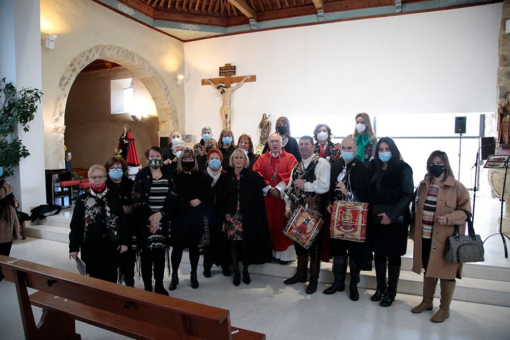 Santa Marta honra a Santa Águeda con una misa protagonizada por mujeres y la Plaza Mayor de Salamanca baile al son del tamboril charro