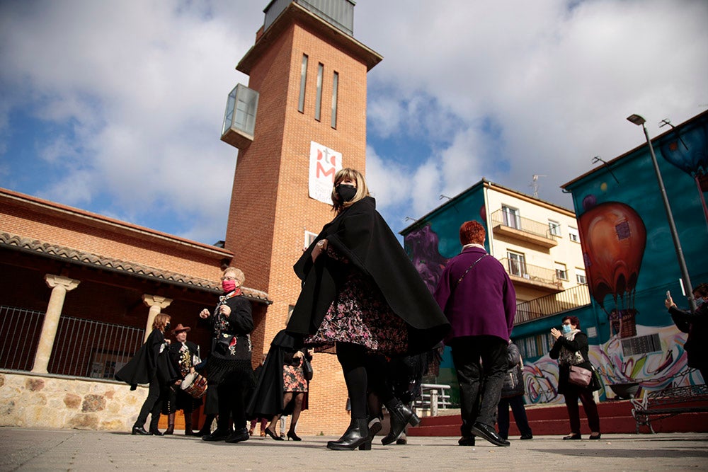 Santa Marta honra a Santa Águeda con una misa protagonizada por mujeres y la Plaza Mayor de Salamanca baile al son del tamboril charro