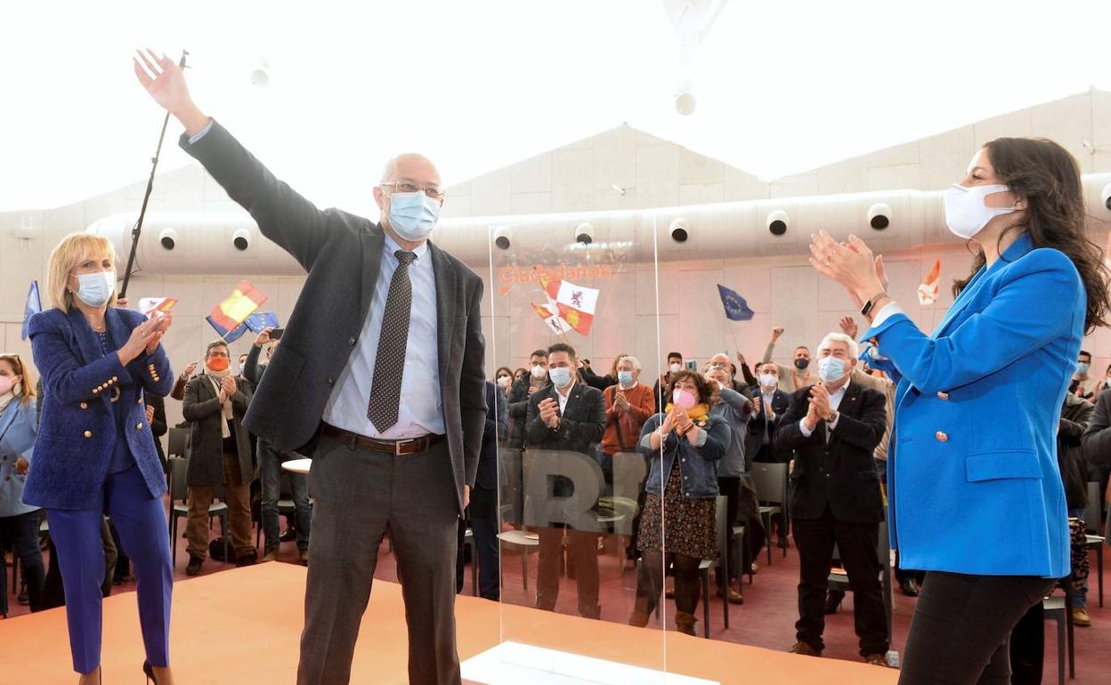 Francisco Igea, entre Verónica Casado e Inés Arrimadas, en Valladolid