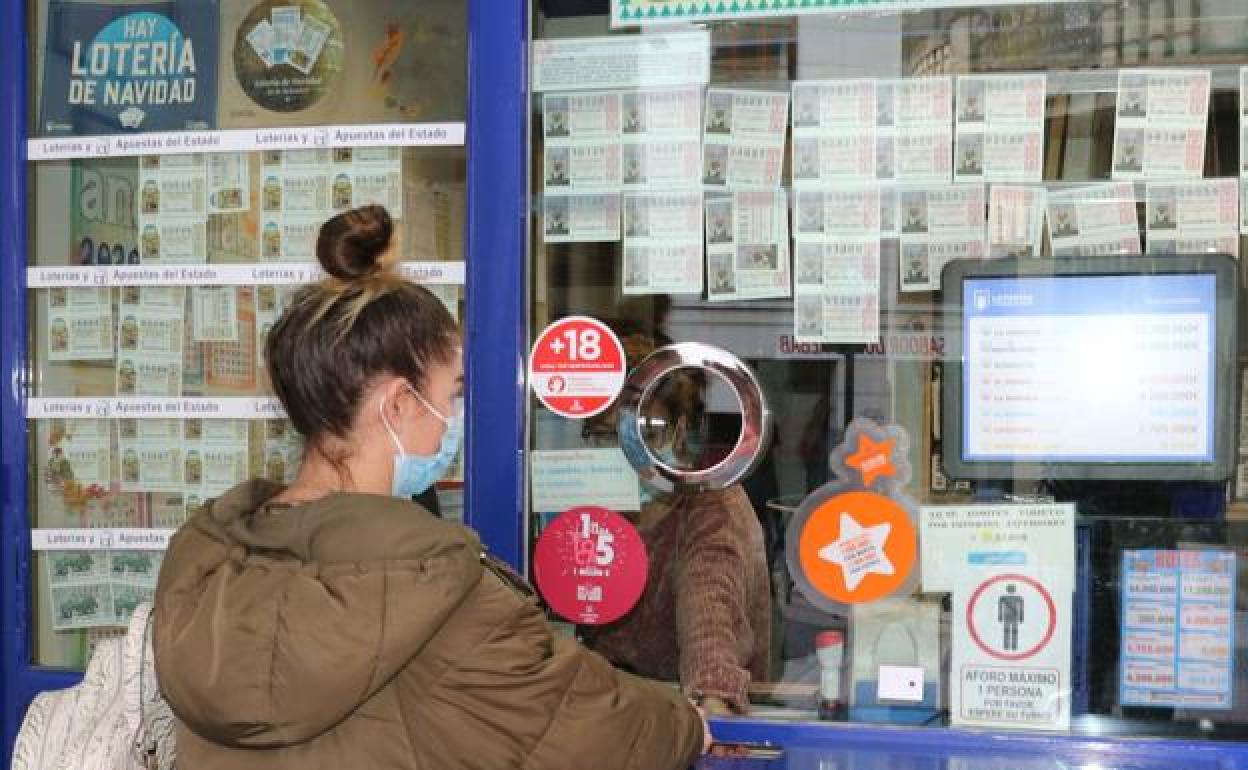 Venta de lotería en una administración de la capital. 