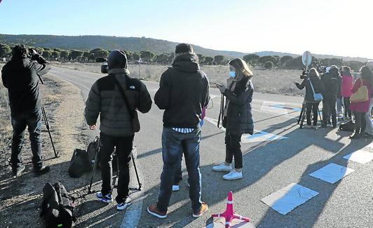 Periodistas junto a la rotonda de acceso a la zona acordonada. 