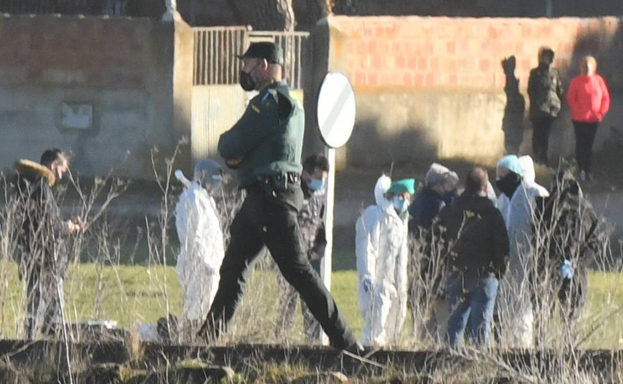 Agentes de la Guardia Civil e investigadores, en el lugar en el que se halló el cadáver de Esther López, la vecina de Traspinedo desaparecida hace varias semanas.
