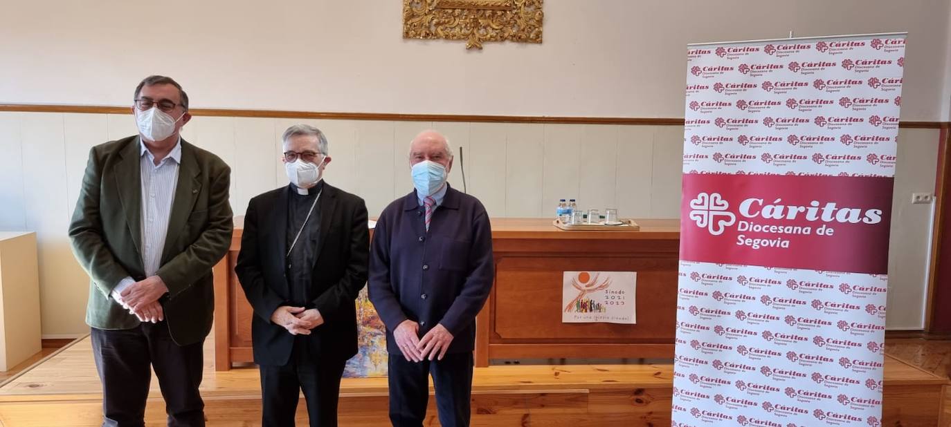 El obispo de Segovia, César Franco, junto al anterior y al nuevo director de Cáritas Segovia.