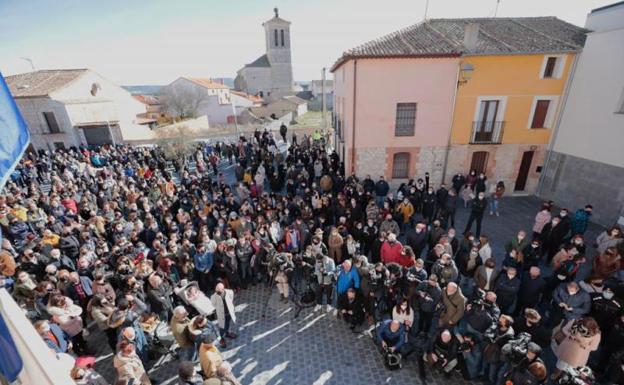 Aspecto de la Plaza Mayor de Traspinedo poco antes de los cinco minutos de silencio.