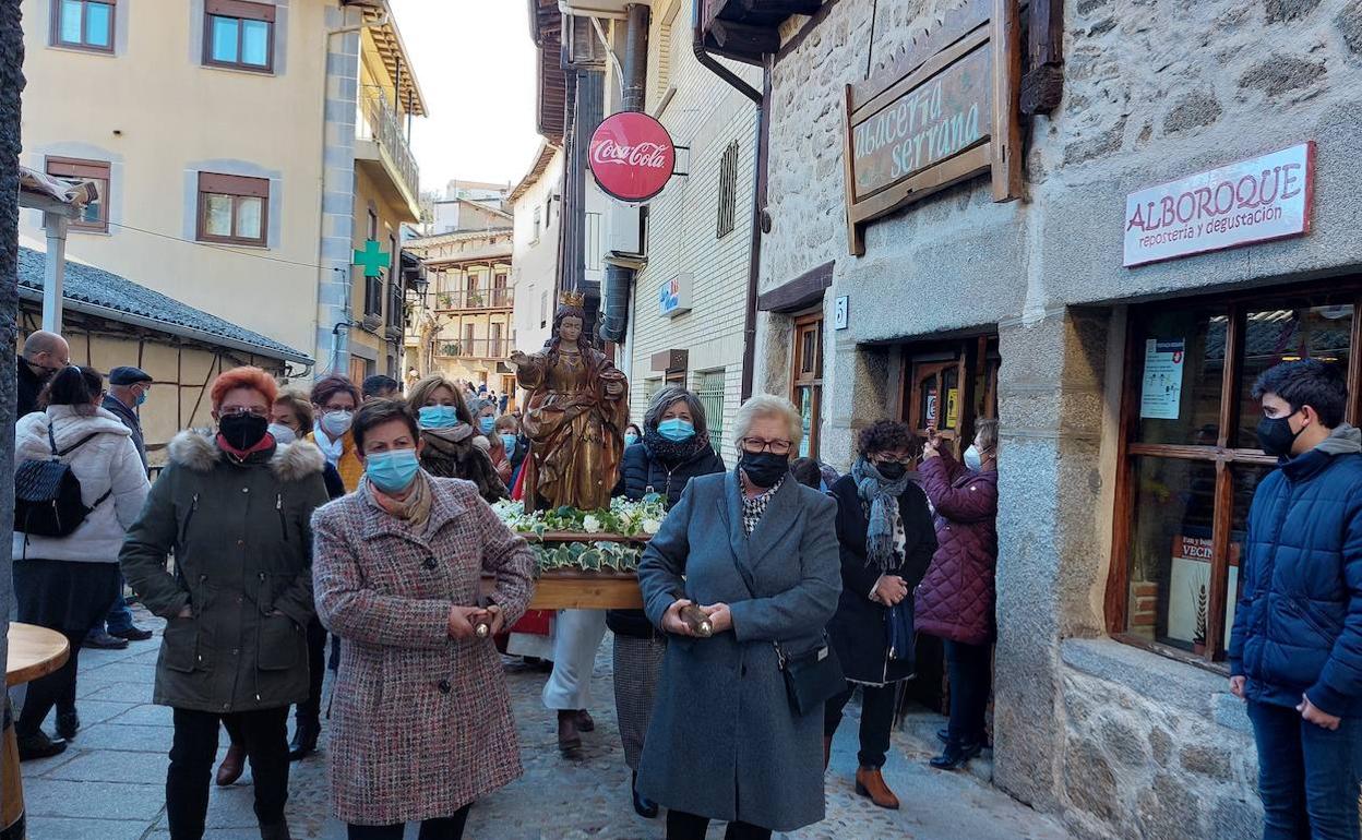 Procesión con la imagen de Santa Águeda por las calles de San Esteban de la Sierra. 