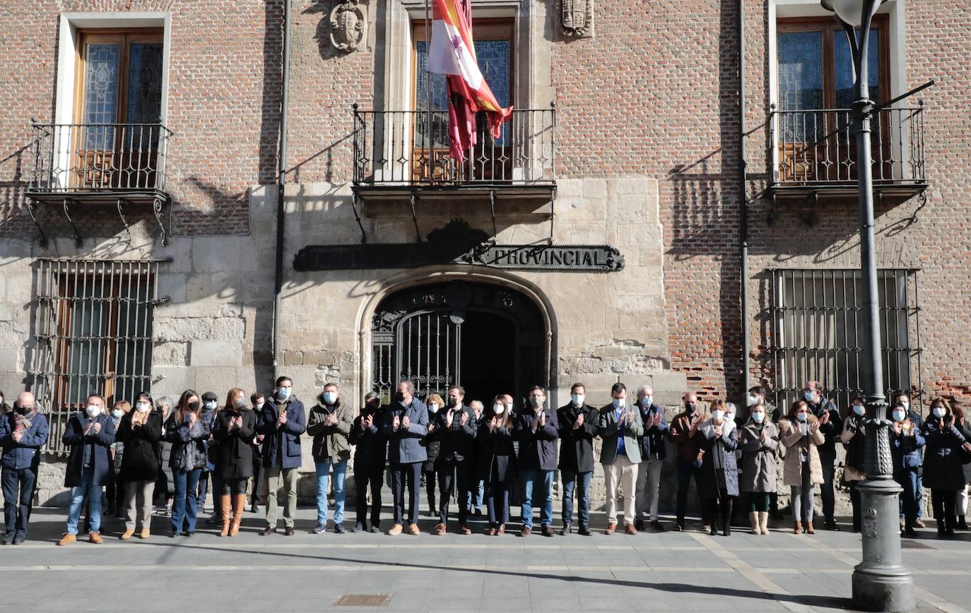 Minuto de silencio a las puertas de la Diputación de Valladolid.