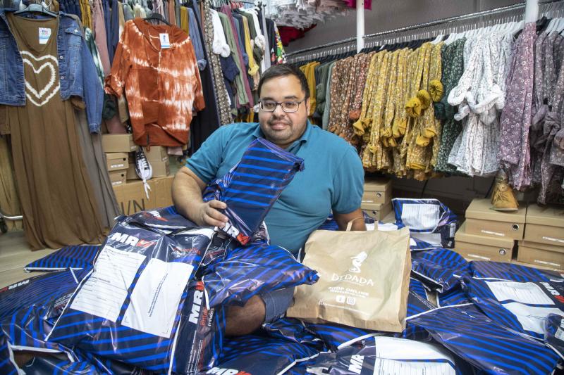 Un comerciante muestra los paquetes que tiene preparados para enviar a sus clientes de Internet.