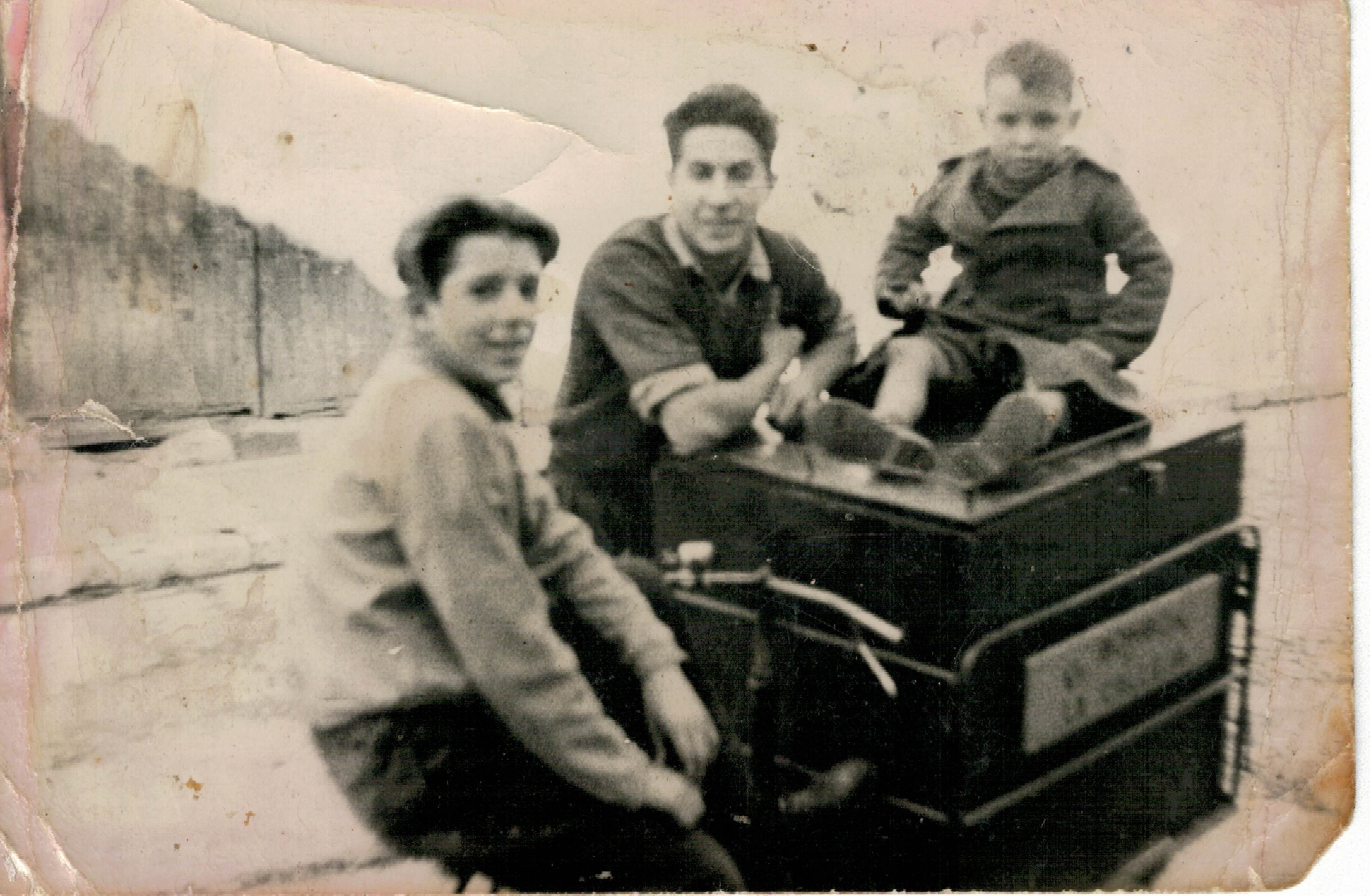 Alfonso Francisco Hernández (en el medio) y Ángel Hidalgo con ‘El Magdaleno’, el carrito con el que llevaban los dulces del obrador a la tienda.