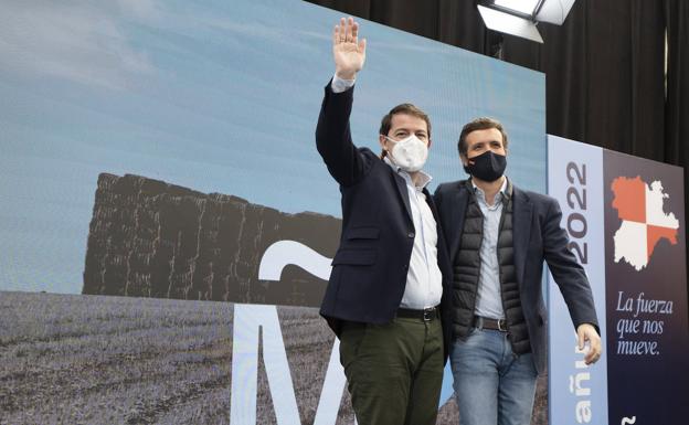 Alfonso Fernández Mañueco y Pablo Casado, este domingo, en Palencia.