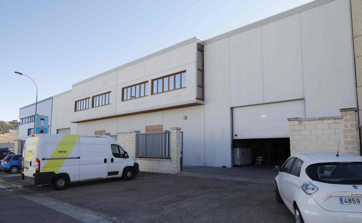 Edificio de la nave industrial de alquiler en el polígono de La Laguna. 