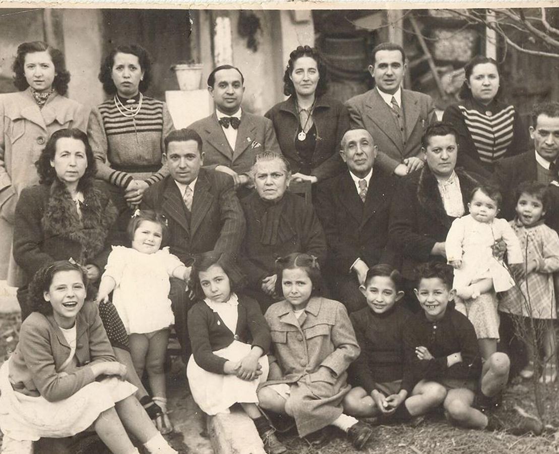 Foto de la familia Hernández Campa en el patio del obrador de la confitería, en 1942.