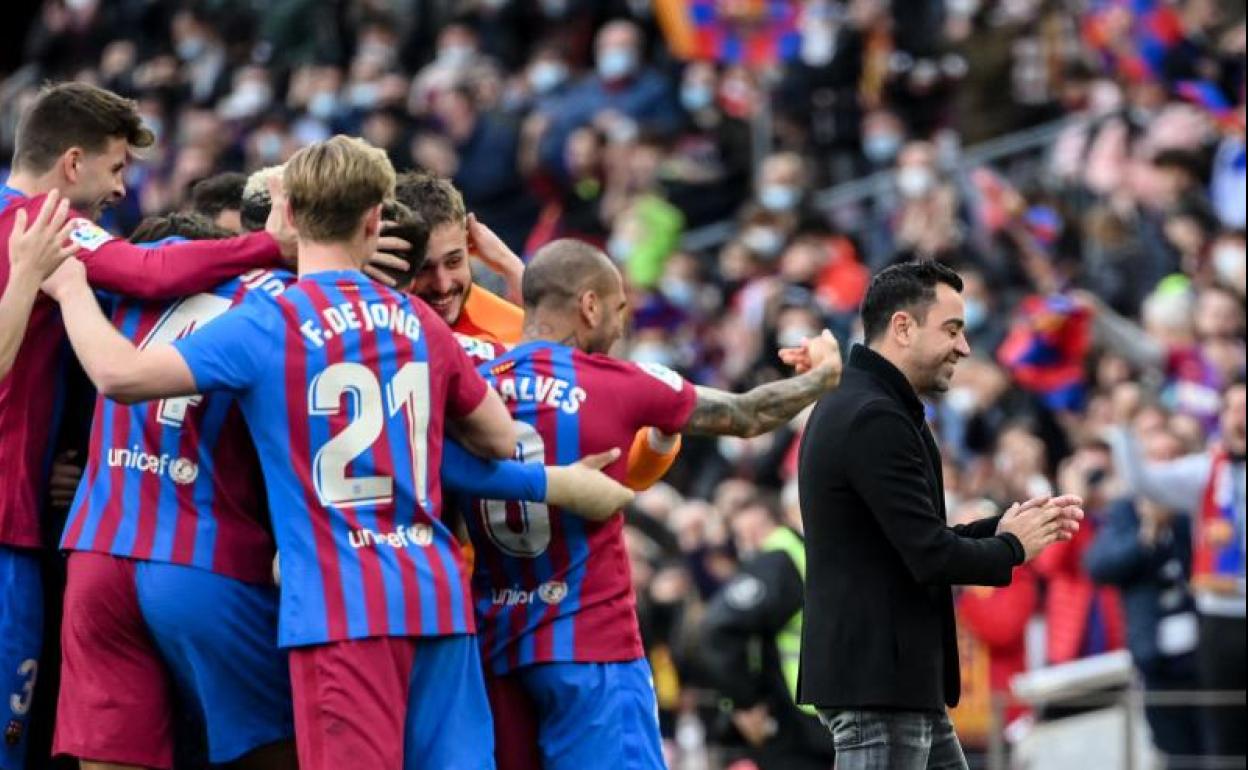 Los jugadores del Barça y Xavi celebran uno de los goles al Atlético.