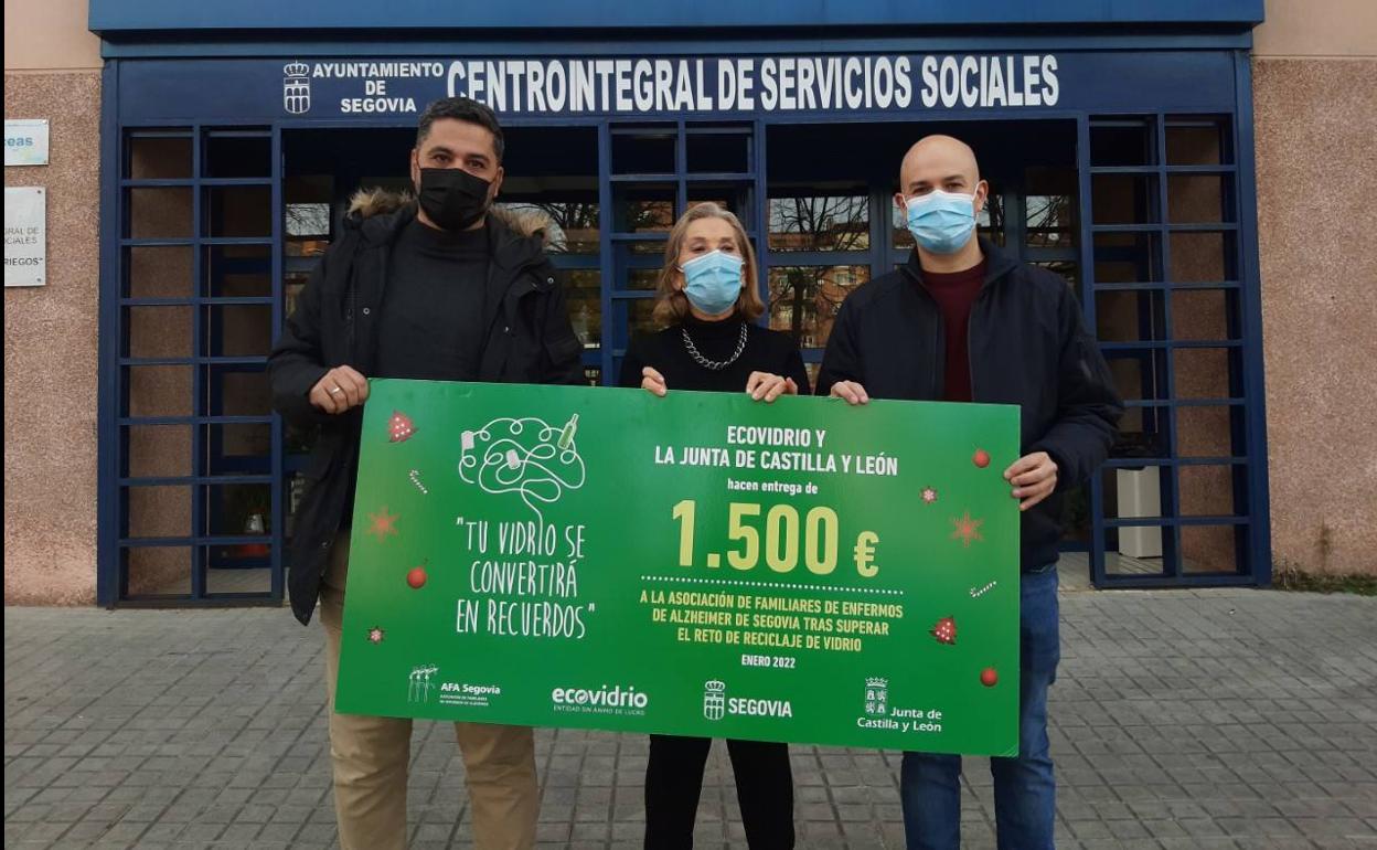 José Carlos Agustina, Isabel Miranda y Ángel Galindo, en el acto de la entrega del cheque.