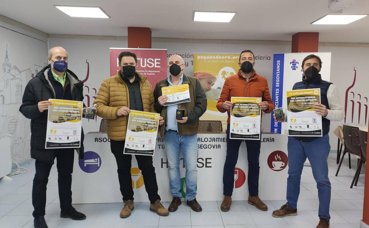 Representantes de las asociaciones posan con el cartel de la campaña.