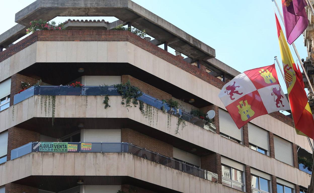 Carteles de venta de pisos en Palencia.