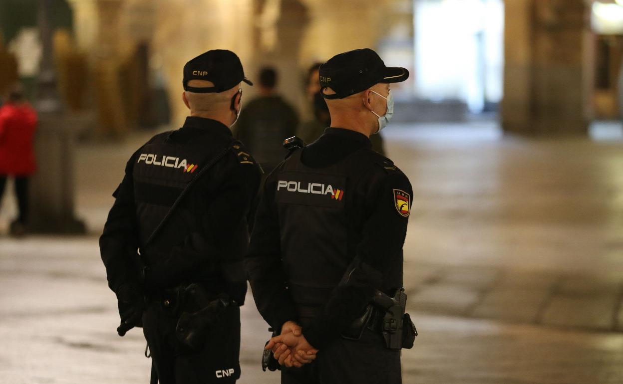 Dos agentes de la Policía Nacional en Salamanca. 