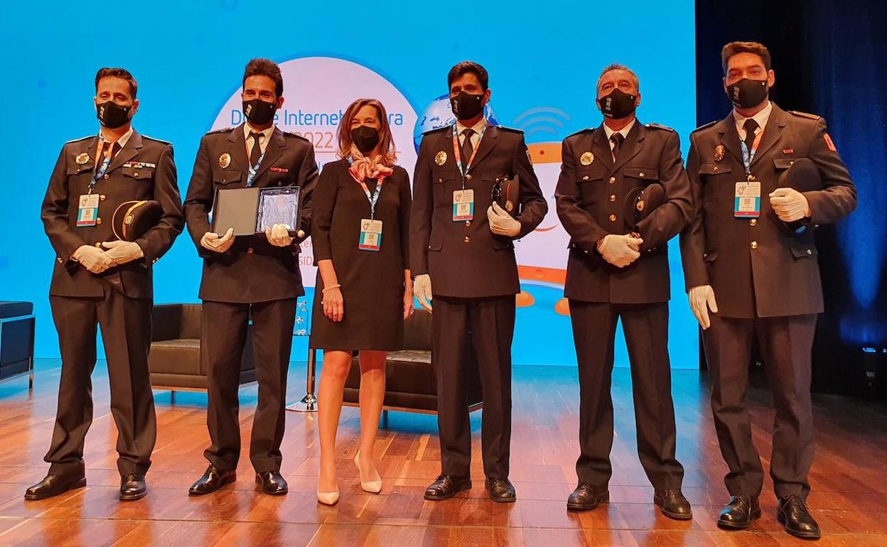 El grupo Policías 3.0 de la Policía Local de Salamanca recogiendo el galardón en el Auditorio de León. 