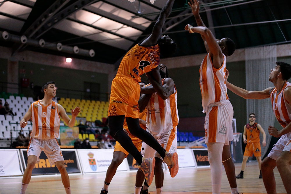 Un Aquimisa Carbajosa sin defensa ni rebote sigue hundiéndose un poco más en la tabla (73-81)