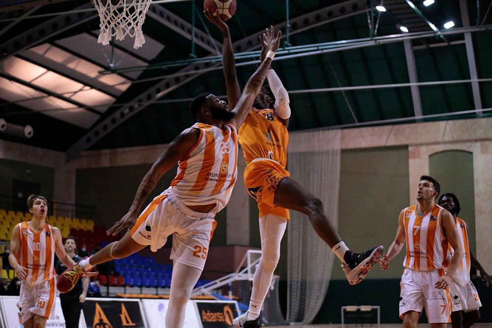 Un Aquimisa Carbajosa sin defensa ni rebote sigue hundiéndose un poco más en la tabla (73-81)