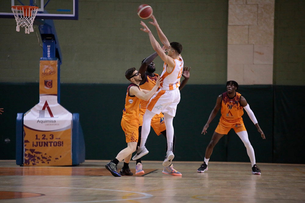 Un Aquimisa Carbajosa sin defensa ni rebote sigue hundiéndose un poco más en la tabla (73-81)