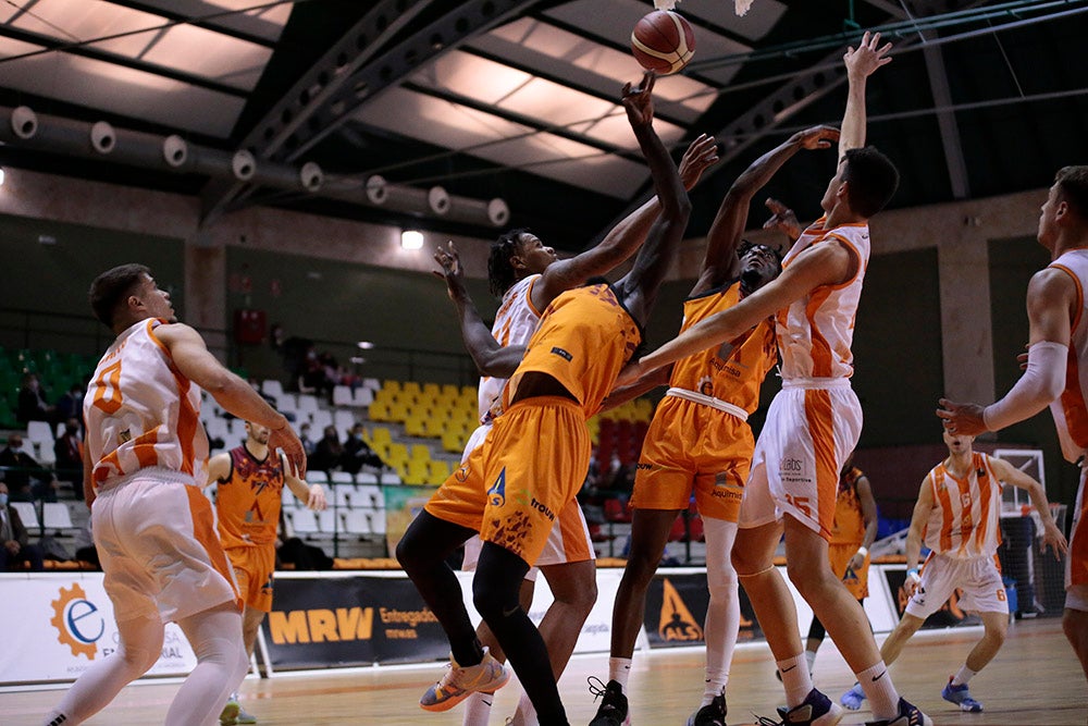 Un Aquimisa Carbajosa sin defensa ni rebote sigue hundiéndose un poco más en la tabla (73-81)