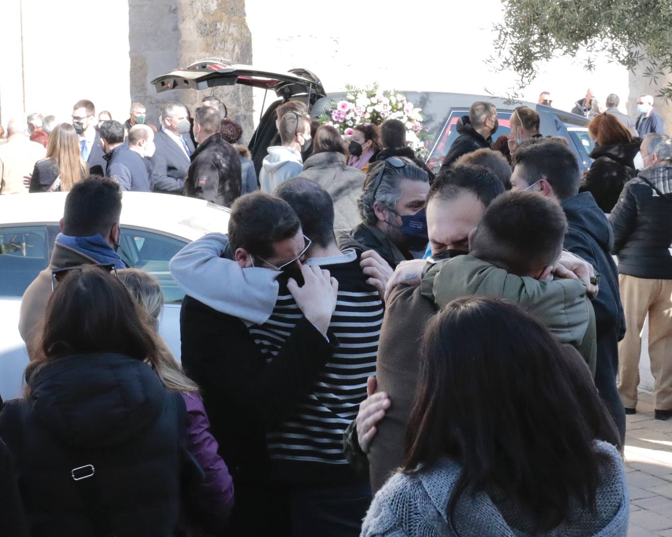 Diferentes momentos del funeral de Esther López en Traspinedo. 