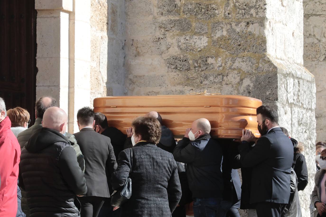 Diferentes momentos del funeral de Esther López en Traspinedo. 