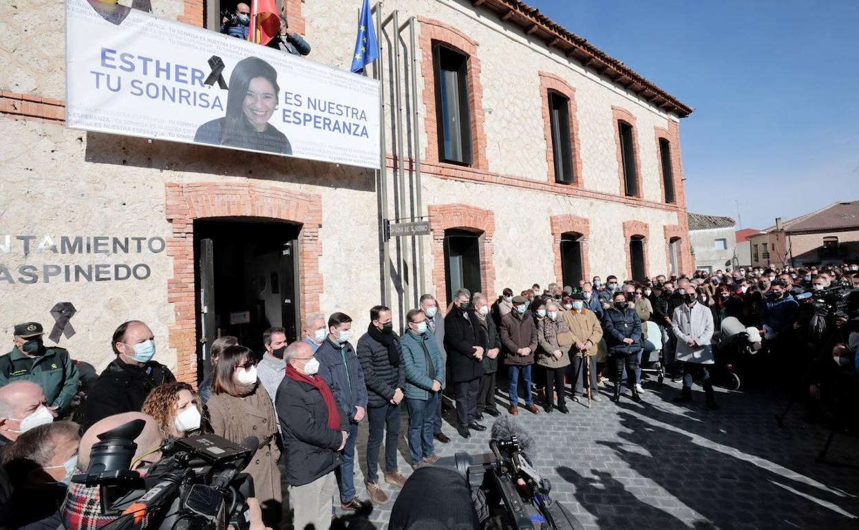 Concentración ante el Ayuntamiento de Traspinedo por la muerte de Esther López.