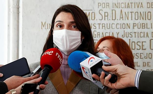 La ministra de Justicia, Pilar Llop, atiende a los medios en su visita al Instituto. 