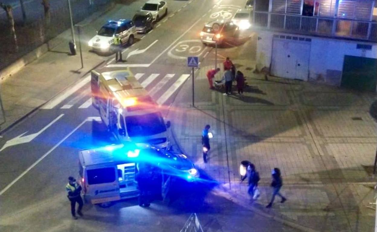 Los servicios sanitarios y la Policía Local auxilian a la joven atropellada. 