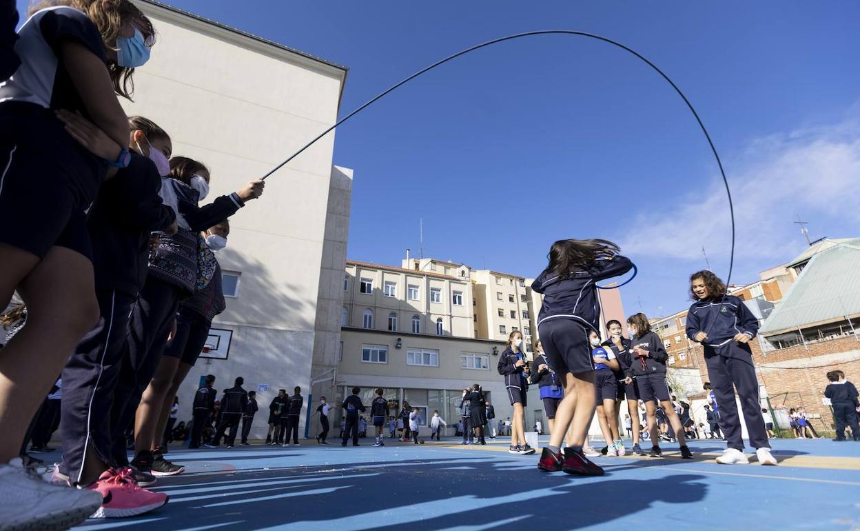 Patio del colegio Jesús María de Valladolid en octubre. 