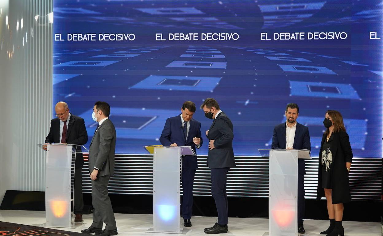 Los candidatos, antes del debate con sus asesores. 