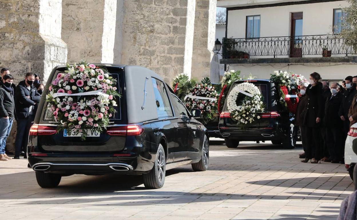 Los coches funerarios llegan al funeral de Esther López en Traspinedo. 