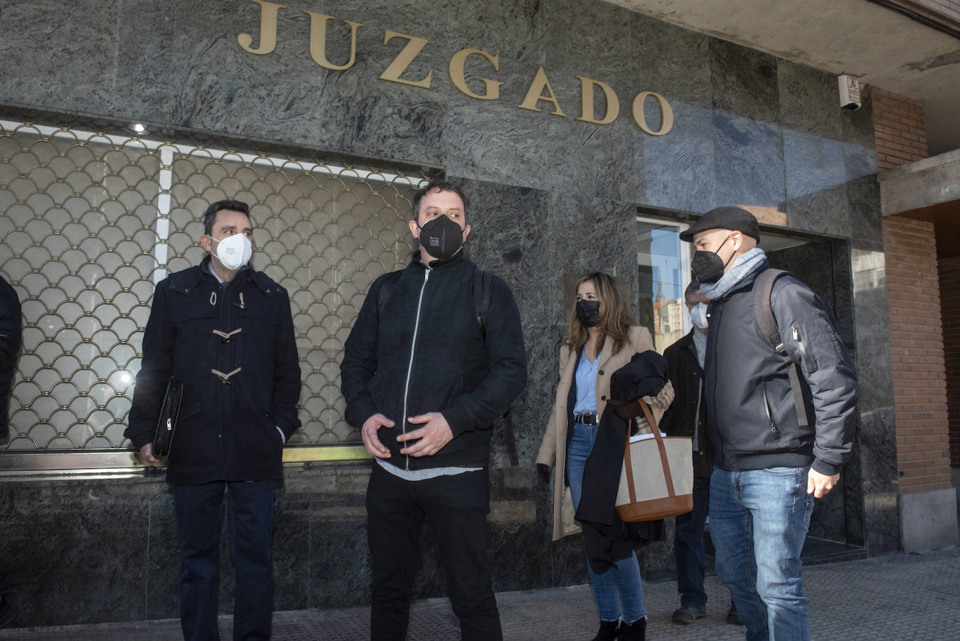Representantes de Izquierda Unida y su abogado, a la salida de las dependencias judiciales.