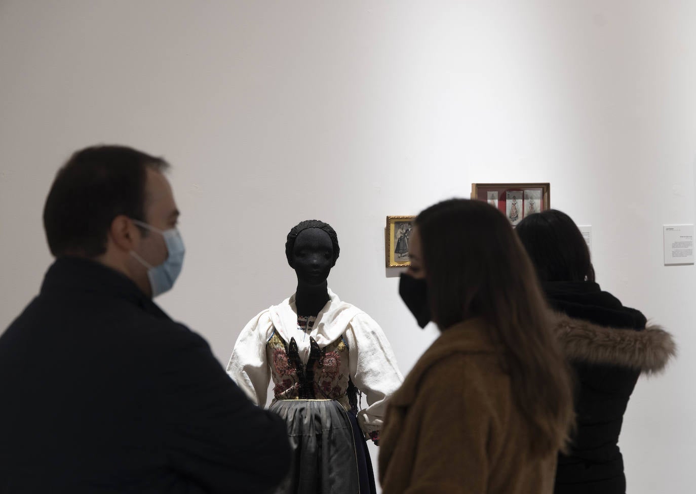 Varios momentos en la exposición 'Femenino rural', en la sala de la Pasión. 