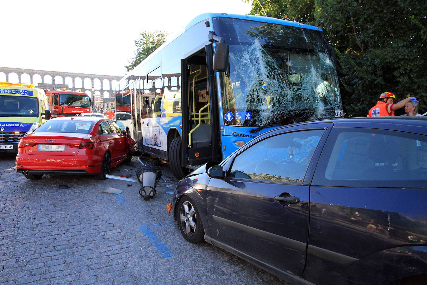 Un autobús urbano embiste a nueve coches aparcados en Vía Roma