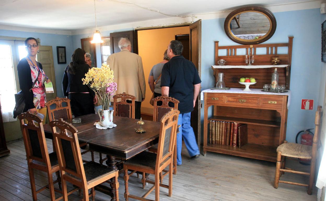 Interior de la casa museo de Antonio Machado durante una visita guiada.