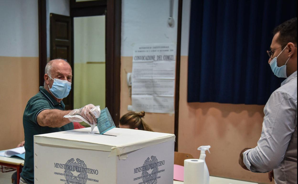 Un hombre deposita su voto durante las elecciones en Italia.