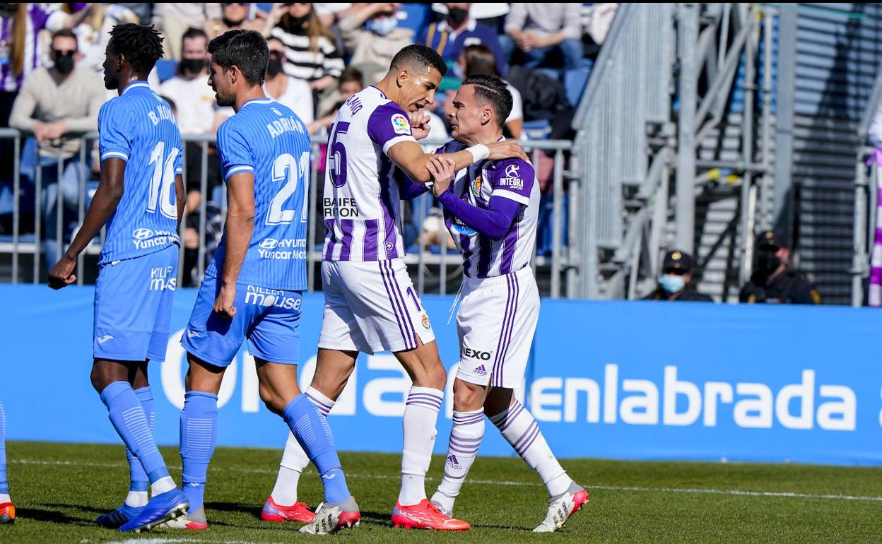 Roque Mesa discute con El Yamiq por el lanzamiento del penalti señalado inicialmente en Fuenlabrada. 