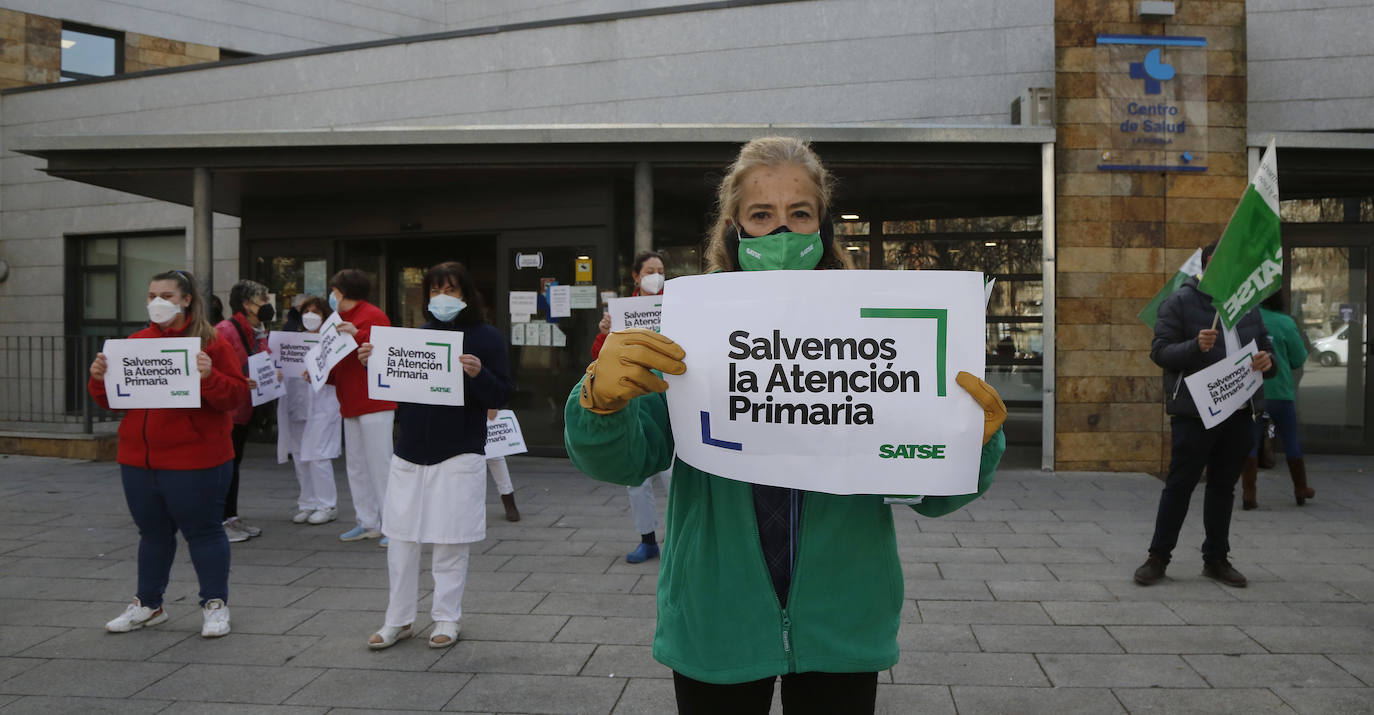 La secretaria provincial de Satse, Sonia Pascual, junto a otras compañeras, en la protesta en el centro de salud de La Puebla. 