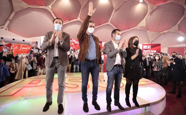 Pedro Sánchez y Luis Tudanca, entre Óscar Puente y Patricia Gómez Urbán.