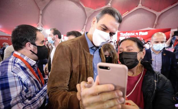 Imagen. Pedro Sánchez se hace fotos con simpatizantes del PSOE en la Cúpula del Milenio.